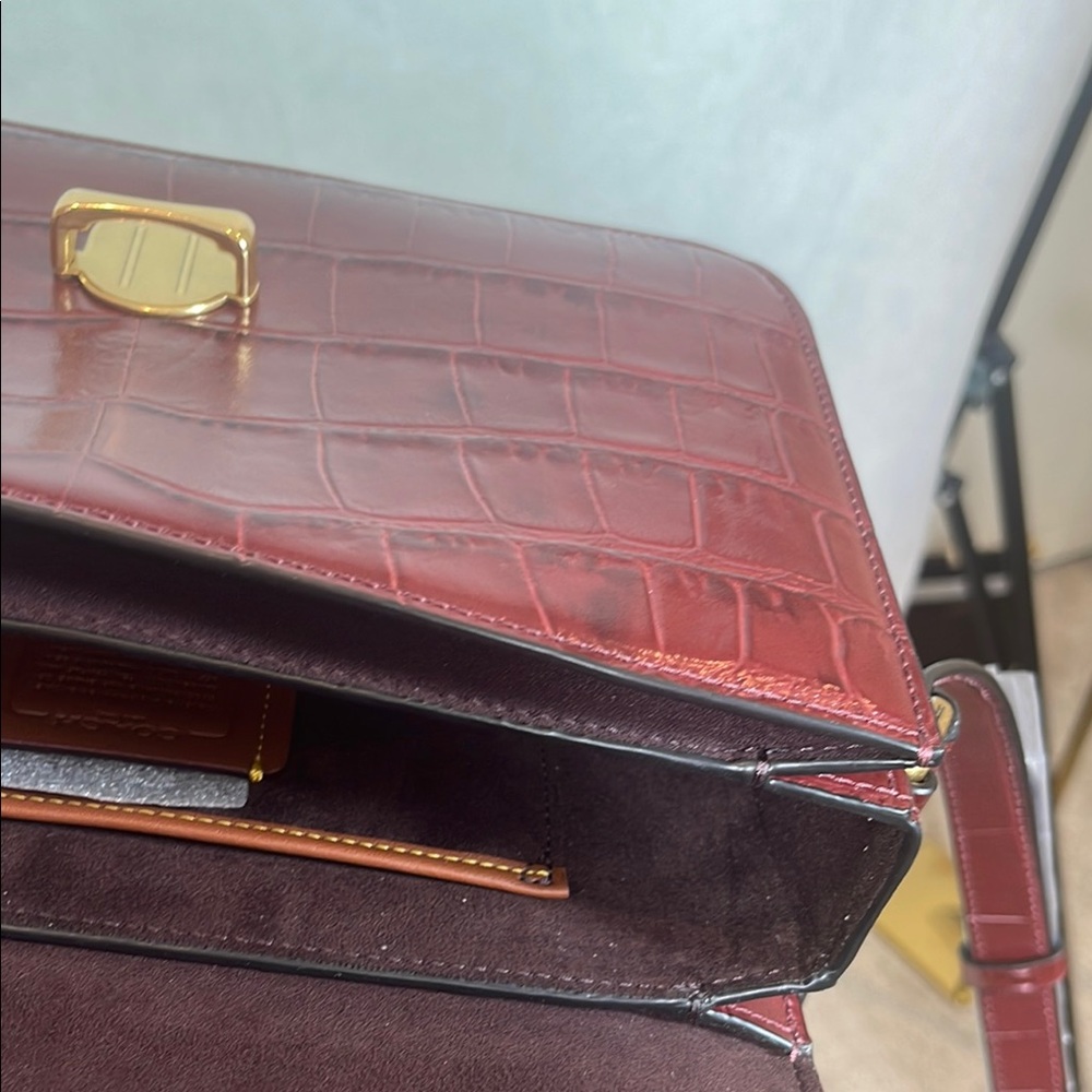 Elegant Burgundy Croc-Embossed Shoulder Bag - Picture 12 of 13